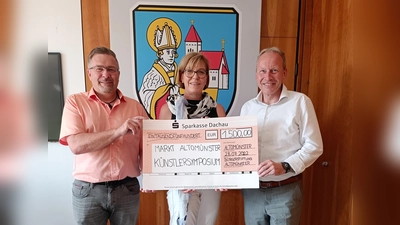 Susanne Allers (Mitte) und Michael Reiter (li) nehmen dankbar die Spende von Josef Steinhardt entgegen (Foto: Allers)