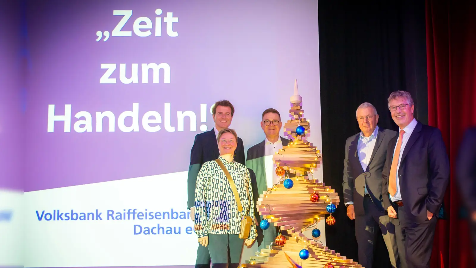 Ertragreiche Versteigerung mit (von li) Annette Eichhorn-Wiegand und die Bankvorstände Klaus Berger, Johann Schöpfel und Thomas Höbel, rechts Referent Philipp Vorndran. (Foto: VR-Bank Dachau)