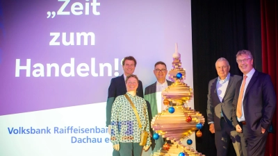 Ertragreiche Versteigerung mit (von li) Annette Eichhorn-Wiegand und die Bankvorstände Klaus Berger, Johann Schöpfel und Thomas Höbel, rechts Referent Philipp Vorndran. (Foto: VR-Bank Dachau)