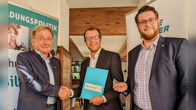 Hans Friedl (li) und Florian Lichtenstern (re) überreichen Markus Erhorn die Auszeichnung. (Foto: Freie Wähler Dachau)