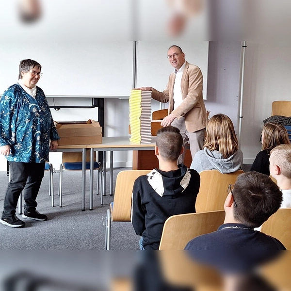 Bernhard Seidenath hatte einen Klassensatz des neuen Bands der „Isar-Detektive” mitgebracht. (Foto: CSU)