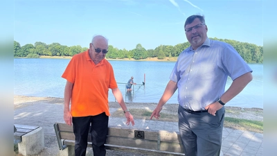 <br>Landrat Stefan Löwl und Hartmut Baumgärtner an einer der fünf Bänke, die nun per Schild Menschen mit Behinderung Vorrang gewährt. (Foto: LA Dachau / Sina Török)