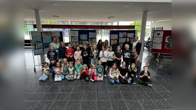 Die Klassensieger in der Grund- und Mittelschule freuten sich über die Preise für die besten Bilder, die von Sandra Haas (hinten rechts) und Alexandra Adami (hinten links) übergeben wurden. (Foto: GS Bergkirchen)