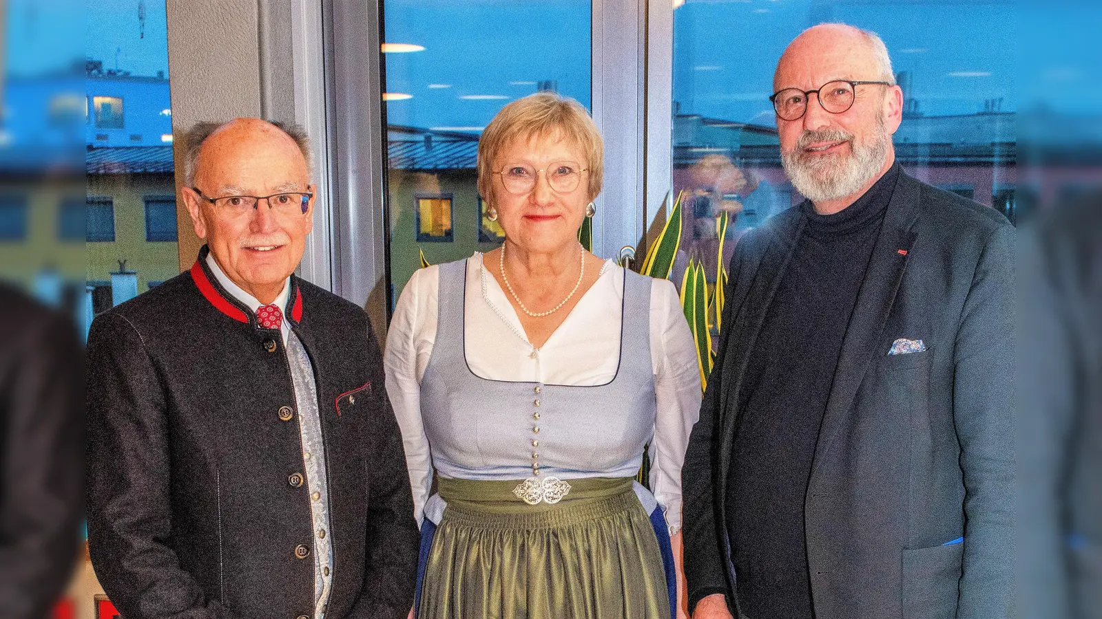 Von Bezirkstagspräsident Josef Mederer (li) in den Ruhestand verabschiedet: Dr. Elisabeth Tworek und Dr. Norbert Göttler.  (Foto: Bezirk Oberbayern)