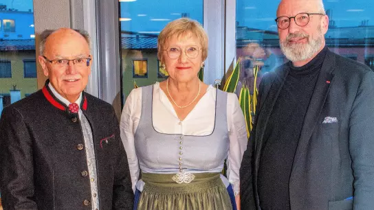 Von Bezirkstagspräsident Josef Mederer (li) in den Ruhestand verabschiedet: Dr. Elisabeth Tworek und Dr. Norbert Göttler.  (Foto: Bezirk Oberbayern)