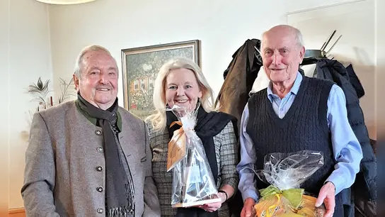 Horst Ullmann (li) und Christine Unzeitig gratulierten Hans Steiner. (Foto: Behinderte & Freunde)