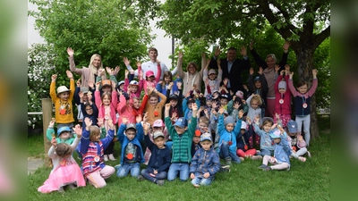 Julia Winkelmüller und Thomas Schulz (hinten von li) von der Sparkasse bei der Medaillenverleihung im Kinderhaus bei den Linden im Ortsteil Welshofen. (Foto: Gemeinde Erdweg)