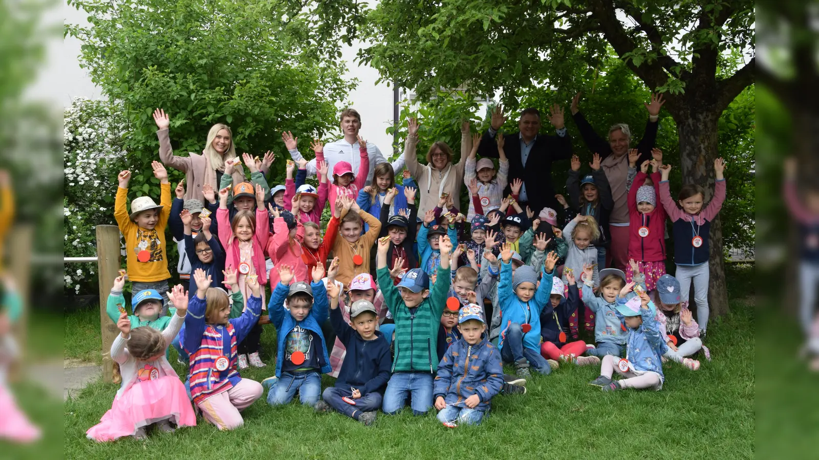 Julia Winkelmüller und Thomas Schulz (hinten von li) von der Sparkasse bei der Medaillenverleihung im Kinderhaus bei den Linden im Ortsteil Welshofen. (Foto: Gemeinde Erdweg)