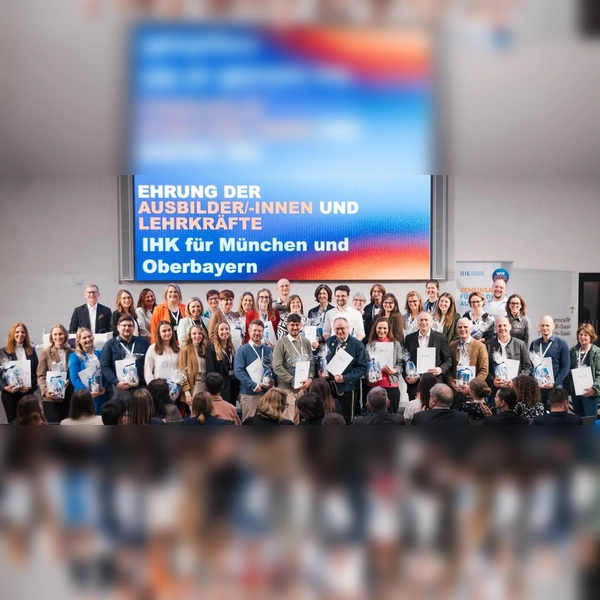  Geehrte Vertreterinnen und Vertreter aus Schulen und Betrieben des Kammerbezirks München und Oberbayern. (Foto: Das Kraftbild/Gajanin für den BIHK)