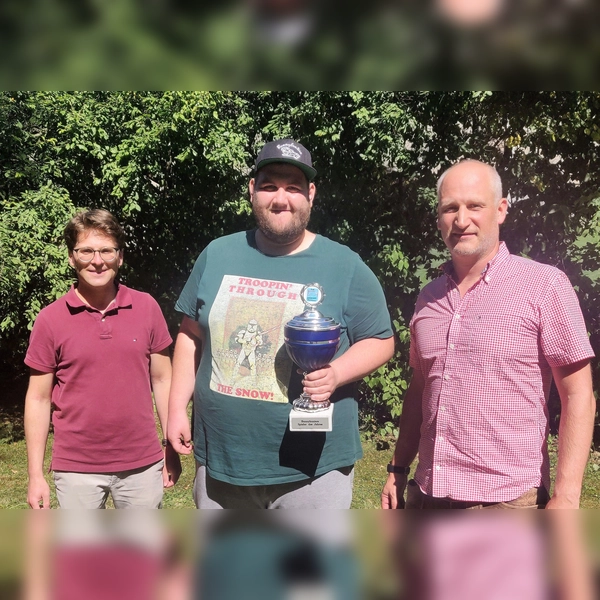OB Florian Hartmann, Spieler des Jahres Patrick Frank und Abteilungsleiter Peter Demmelmayr (von li). (Foto: Bunnyhunters Dachau)