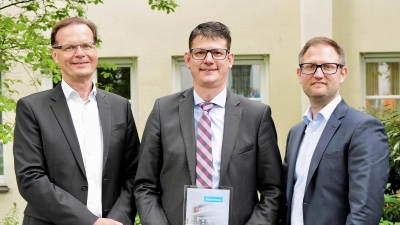 Thomas Schmid, Vorstandsmitglied der Sparkasse Dachau (li) und Ulrich Reiser, Spezialist für öffentliche Fördermittel bei der BayernLB (re) freuen sich mit Alexander Brunner. (Foto: red)