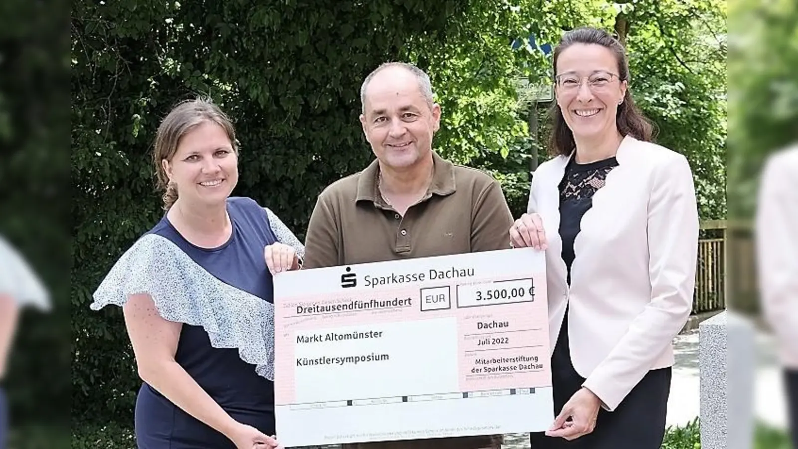 Beiratsvorsitzender Steffen Hoffmann und Beiratsmitglied Melanie Stöger (re) von der Mitarbeiterstiftung der Sparkasse Dachau übergeben die Spende an Susanne Köhler, Kulturreferentin der Marktgemeinde Altomünster.<br> (Foto: Sparkasse Dachau)