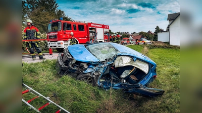 Die Fahrerin des PKW wurde mit dem Hubschraub ins Krankenhaus gebracht. (Foto: Kreisbrandinspektion Dachau)