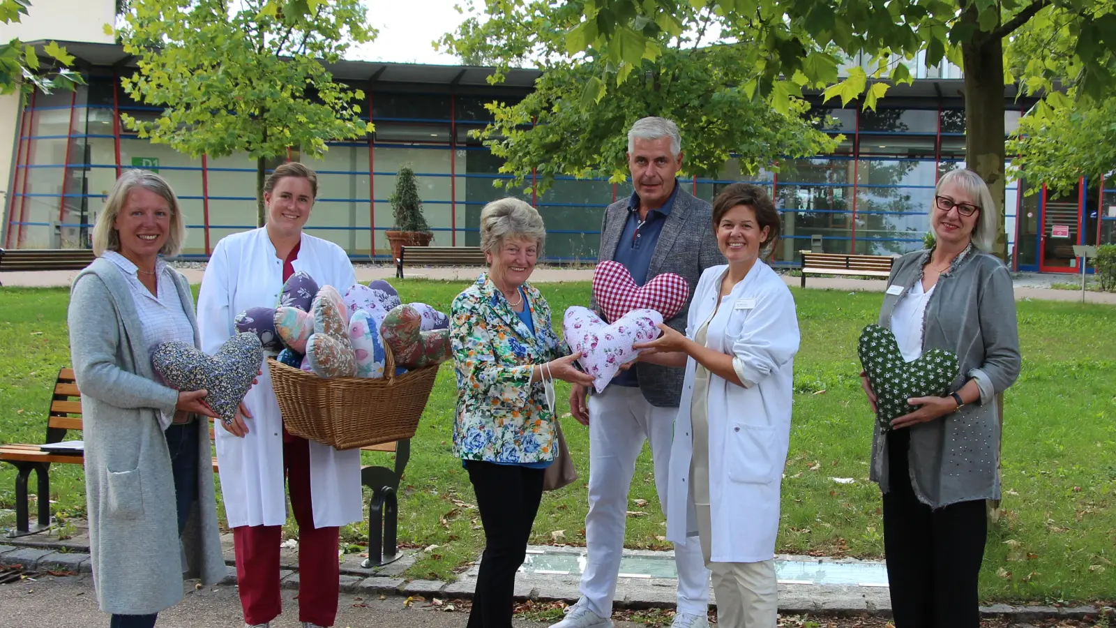 Gerda Kreitmair (3. von li) und Renate Wolf (li) vom Katholischen Frauenbund übergeben die Kissen an Chefärztin Dr. Sabine Keim (2. von re) und den Leiter des Brustzentrums Dr. Bernd Baier vom Helios Amper-Klinikum Dachau. Mit ihnen freuen sich Assistenzärztin Dr. Lia Hörmann (2. von li) und Chefarztsekretärin Angie Märkl (re). (Foto: Helios)