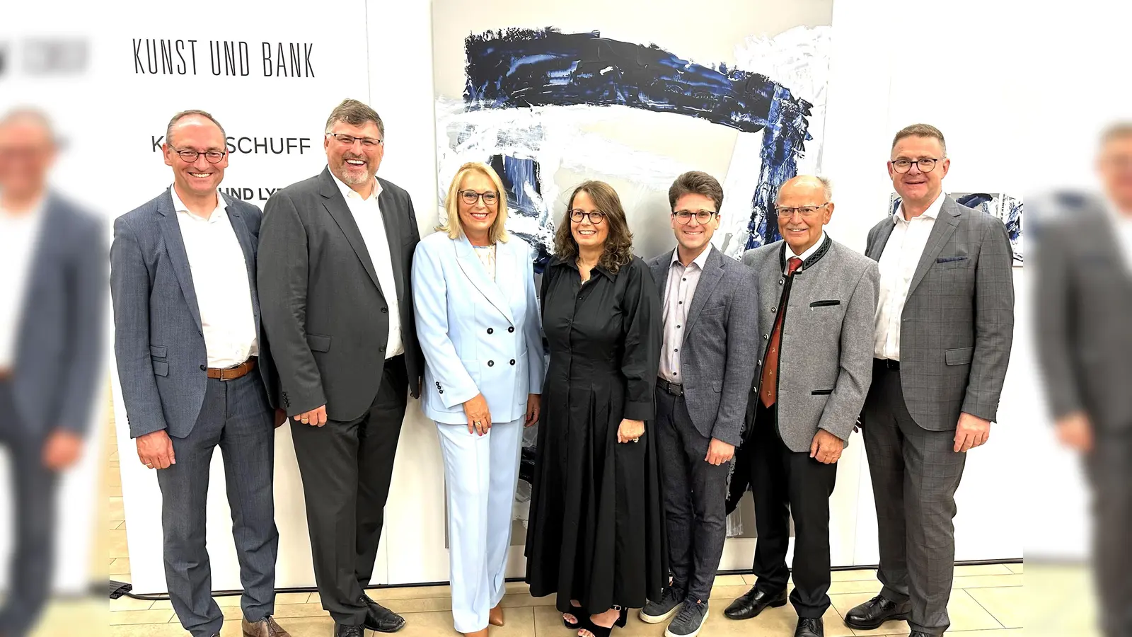 Künstlerin Karin Schuff (4. von li) im Kreis von Bernhard Seidenath, Stefan Löwl, Kuratorin Dr. Bärbel Schäfer, OB Florian Hartmann, Josef Mederer und Bankvorstand Johann Schöpfel (von li). (Foto: VR Bank)