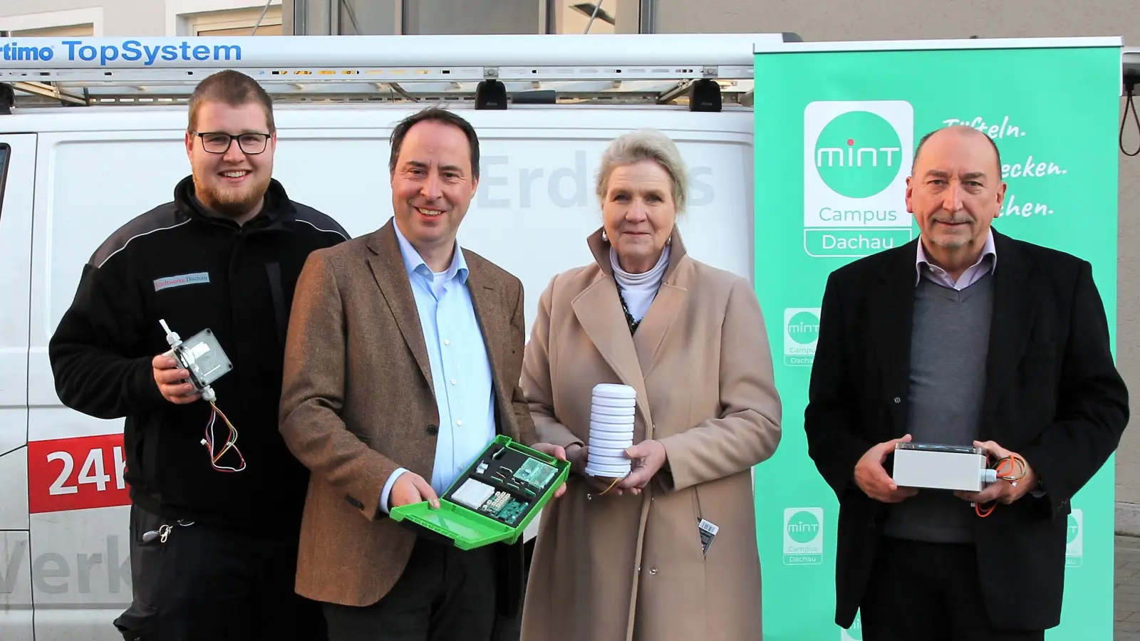 Startschuss “Challenge 125” mit (von li) Philipp Gregorzewski und Christian Stangl, (beide Stadtwerke Dachau), Projektleiterin Eva Rehm und Ingenieur Rolf Frey (beide MINT-Campus). (Foto: Stadtwerke)