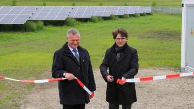 Oberbürgermeister Florian Hartmann (rechts) und Stadtwerke-Chef Robert Haimerl hamne die neue PV-Anlage in Etzenhausen in Betrieb. (Foto: Stadtwerke Dachau / Stadt Dachau)
