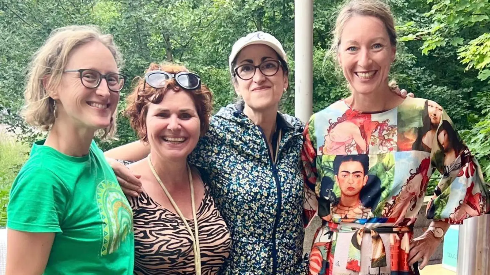 Susanne Bellmann, Biwi Niederreiter, Mercedes Berdonez und Katja Reichenberger (von links) organisierten mit Luisa Cuorvo (nicht im Bild) organisierten den Benefiz-Flohmarkt.<br> <br>  (Foto: Runder Tisch gegen Rassismus Dachau e.V.)