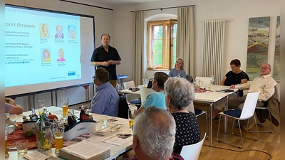 Informationsveranstaltung mit Fachreferent Eberhard Grünzinger (stehend) vom VdK Bayern. (Foto: VdK Dachau)
