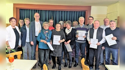 Das Tafel-Team mit Angelika Gumowski (2. von li), Bernhard Seidenath (3. von li) und Dennis Behrendt (4. von re).  (Foto: BRK Dachau)