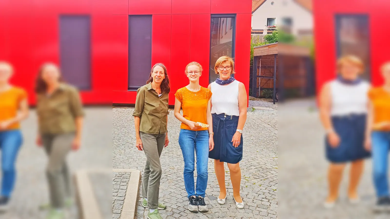 Martha Ullmann (li) und Susanne Allers (re) freuen sich mit Paula Heller (Mitte). (Foto: Sparkasse Dachau)