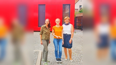 Martha Ullmann (li) und Susanne Allers (re) freuen sich mit Paula Heller (Mitte). (Foto: Sparkasse Dachau)