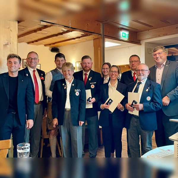 Michael Schäfer, Bernhard Seidenath, Stefan Zerbe, Angelika Gumowski, Markus Weigl, Tanja Schmidt (hinten), Sabrina Karlstetter, Dr. Ralf Schöniger (hinten), Charly Schürer und Stefan Löwl (v. l.). (Foto: BRK Kreisverband Dachau)