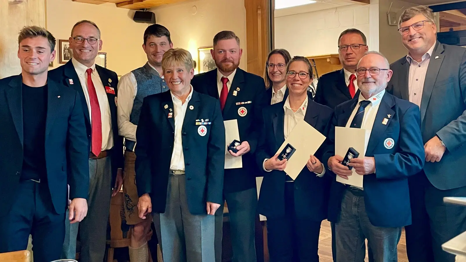 Michael Schäfer, Bernhard Seidenath, Stefan Zerbe, Angelika Gumowski, Markus Weigl, Tanja Schmidt (hinten), Sabrina Karlstetter, Dr. Ralf Schöniger (hinten), Charly Schürer und Stefan Löwl (v. l.). (Foto: BRK Kreisverband Dachau)