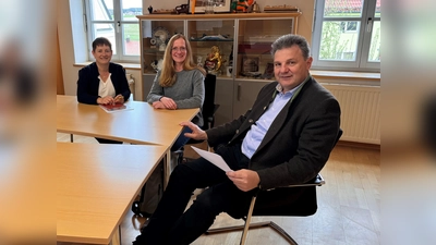 Anke Wolf (links, leitende Pflegeberaterin des Pflegestützpunktes), Stefanie Otterbein (Fachstelle Demografie Managen) und Helmut Zech (Bürgermeister der Gemeinde Pfaffenhofen a.d. Glonn und stellvertretende Landrat). (Foto: Nicole Klostermayr)