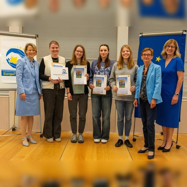 Alexandra Böhm (Europäischer Wettbewerb – Landesbeauftragte Bayern, rechts), die weitere stv. Bezirkstagspräsidentin Friederike Steinberger (Zweite von rechts) und Anne Radlinger (Regierung von Oberbayern, links) zeichneten das Ludwigsgymnasium München aus. (Foto: Bezirk Oberbayern / Jennifer Sandmeyer)
