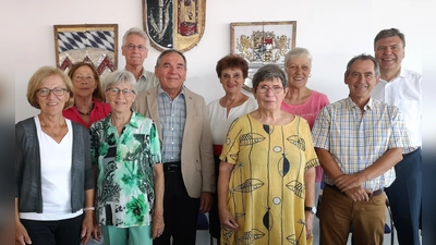 Der neue Karlsfelder Seniorenbeirat (von li) Barbara Fuchs, Helga Ischimbet, Heidemarie Hofer, Wolfgang Hesse, Günter Krebs, Margit Gruber, Annabella Elsner, Christa Matzke, Siegfried Weber sowie Bürgermeister Stefan Kolbe. (Foto: Seniorenbeirat Karlsfeld)