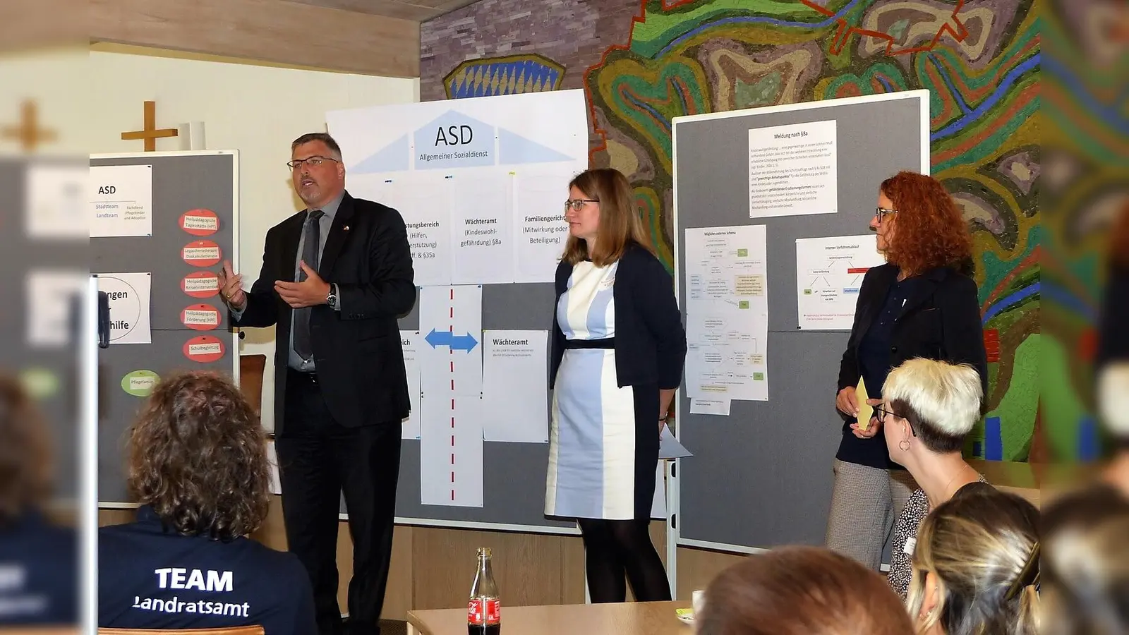 Landrat Stefan Löwl, Leitung der Abteilung 2 B Dr. Cornelia Harenberg und Sachgebietsleitung Steffi Weinhold begrüßen die Akteure beim Multiplikatorentag 2022. (Foto: Melitta Fischer / LA Dachau)