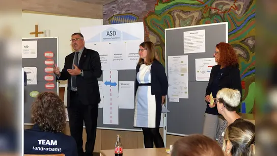 Landrat Stefan Löwl, Leitung der Abteilung 2 B Dr. Cornelia Harenberg und Sachgebietsleitung Steffi Weinhold begrüßen die Akteure beim Multiplikatorentag 2022. (Foto: Melitta Fischer / LA Dachau)