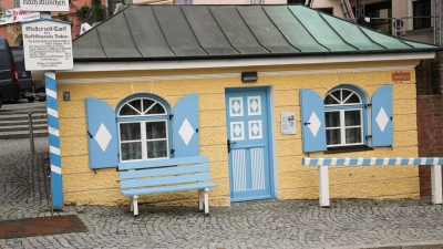Das ehemalige Zollhäusl ist ein kleiner Walmdachbau, der um 1820 errichtet wurde. Hier wurde in früheren Zeiten die Zufahrt in den Markt Dachau geregelt. Wer in die Stadt wollte um Handel zu treiben, musste hier noch bis in das Jahr 1926 Wegzoll entrichten. Heute befindet sich hier die Touristeninformation der Stadt Dachau. Am 13. September gibt es um 11.30 Uhr eine Kurzführung. Eine Anmeldung ist nicht erforderlich. (Foto: Stadt Dachau, F. Göttler)