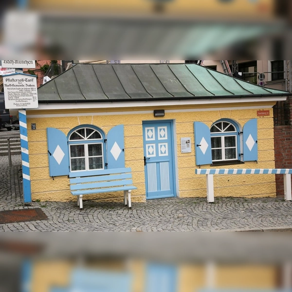 Das ehemalige Zollhäusl ist ein kleiner Walmdachbau, der um 1820 errichtet wurde. Hier wurde in früheren Zeiten die Zufahrt in den Markt Dachau geregelt. Wer in die Stadt wollte um Handel zu treiben, musste hier noch bis in das Jahr 1926 Wegzoll entrichten. Heute befindet sich hier die Touristeninformation der Stadt Dachau. Am 13. September gibt es um 11.30 Uhr eine Kurzführung. Eine Anmeldung ist nicht erforderlich. (Foto: Stadt Dachau, F. Göttler)