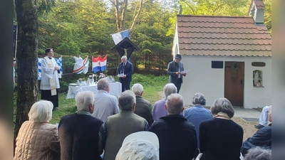 Pfarrer Georg Böckl-Bichler, 1. SRK-Vorsitzender Albert Winkler und der 2. Bürgermeister Florian Scherf (hinten von links) an der Stalingradkapelle. (Foto: SRK)
