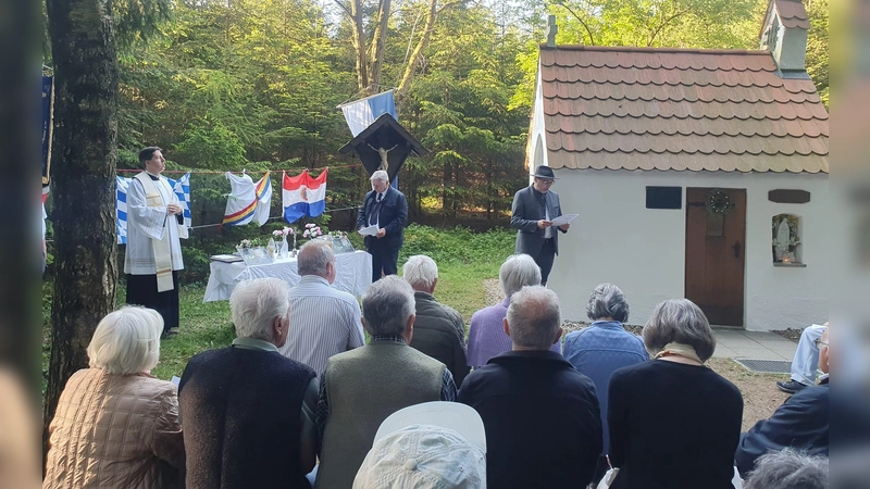 Pfarrer Georg Böckl-Bichler, 1. SRK-Vorsitzender Albert Winkler und der 2. Bürgermeister Florian Scherf (hinten von links) an der Stalingradkapelle. (Foto: SRK)