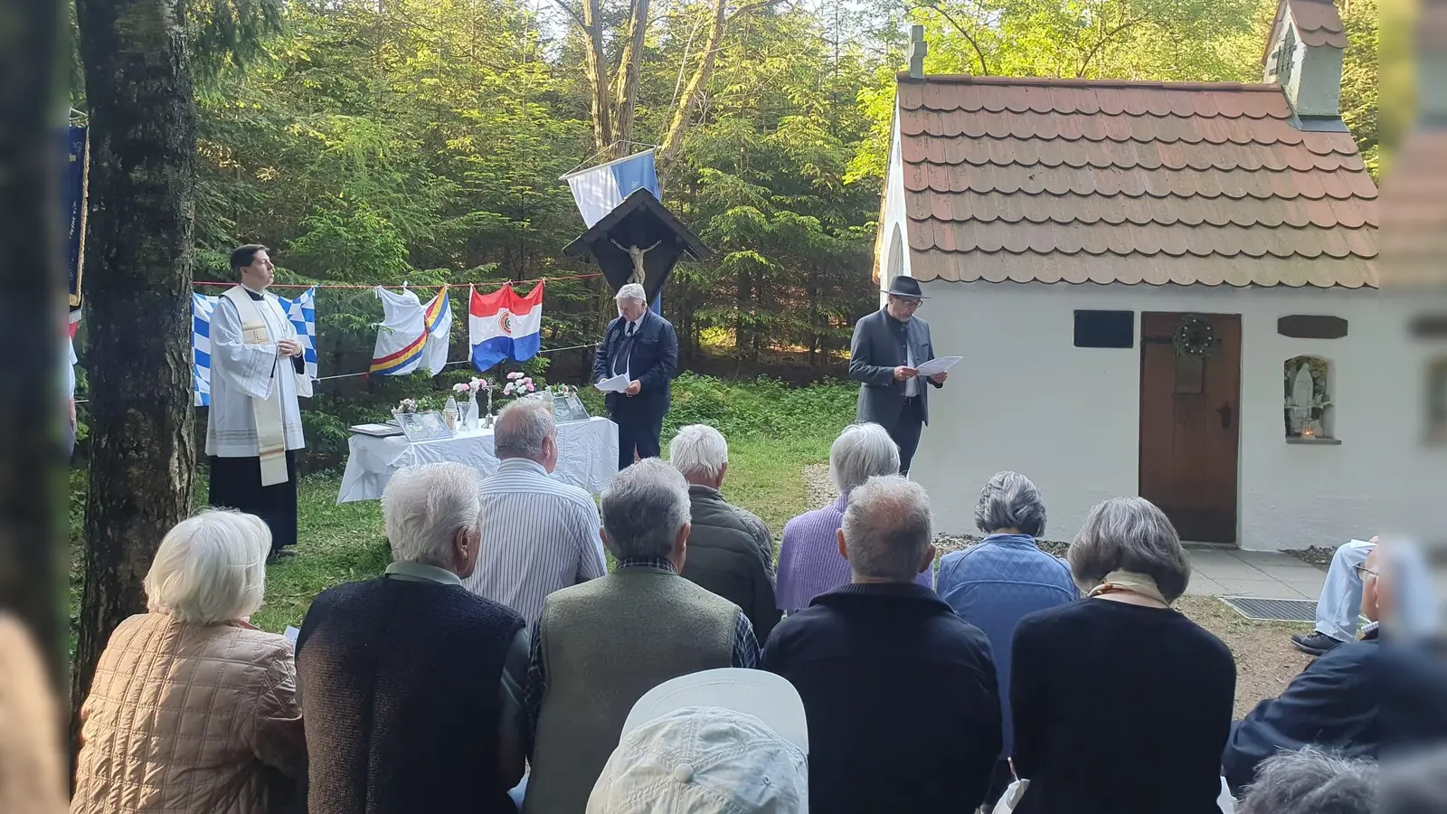 Pfarrer Georg Böckl-Bichler, 1. SRK-Vorsitzender Albert Winkler und der 2. Bürgermeister Florian Scherf (hinten von links) an der Stalingradkapelle. (Foto: SRK)