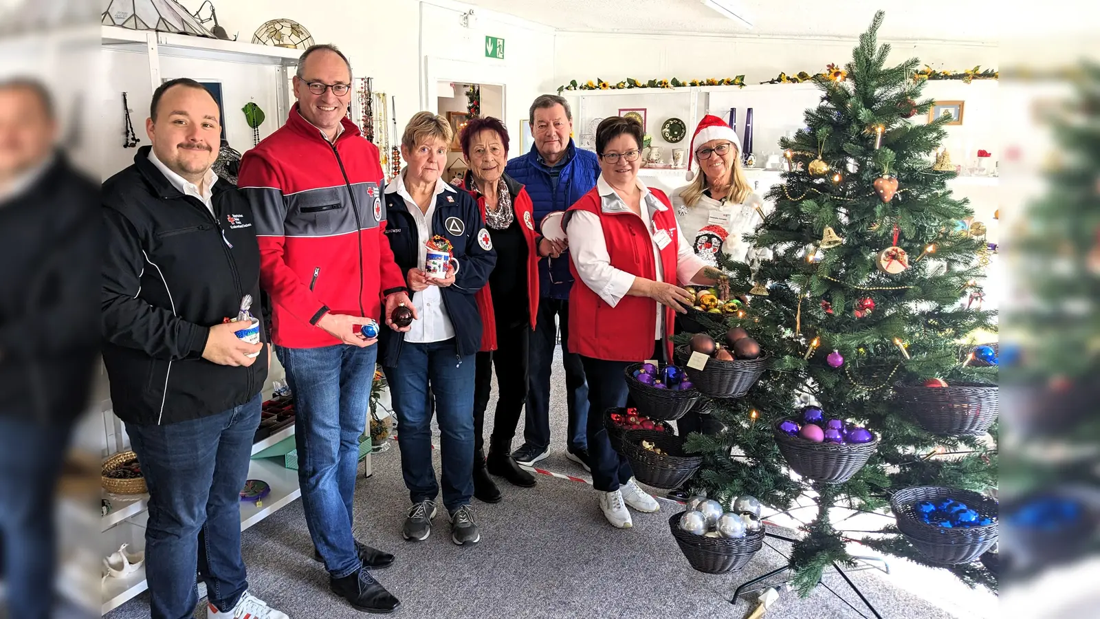 Timo Weiersmüller, Bernhard Seidenath, Angelika Gumowski, Edda und Albert Drittenpreis eröffnen mit Brigitte Solleder und Conny Chlistalla (von li) den Weihnachtsmarkt. (Foto: Dachauer Tafel)