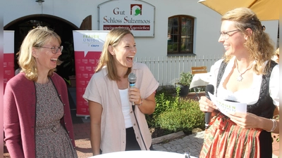 Beste Laune beim Sommerempfang (von li) Claudia Huber, Lena Dürr und Ramona Fruhner. (Foto: Norbert Habschied / Münchner Merkur)