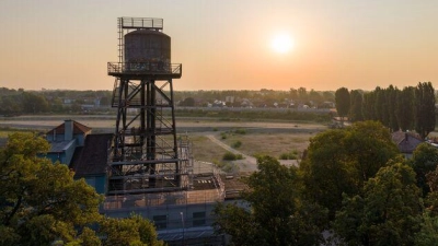 Der Wasserturm auf dem MD-Gelände bei Sonnenaufgang. (Foto: VonoviaBuwog)