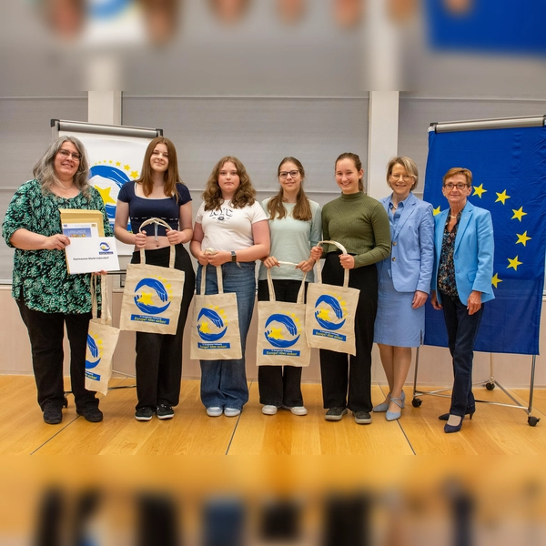 Alexandra Böhm (Europäischer Wettbewerb – Landesbeauftragte Bayern), die weitere stv. Bezirkstagspräsidentin Friederike Steinberger und Anne Radlinger (Regierung von Oberbayern) zeichneten das Gymnasium Markt Indersdorf aus (von links). (Foto: Bezirk Oberbayern / Jennifer Sandmeyer)