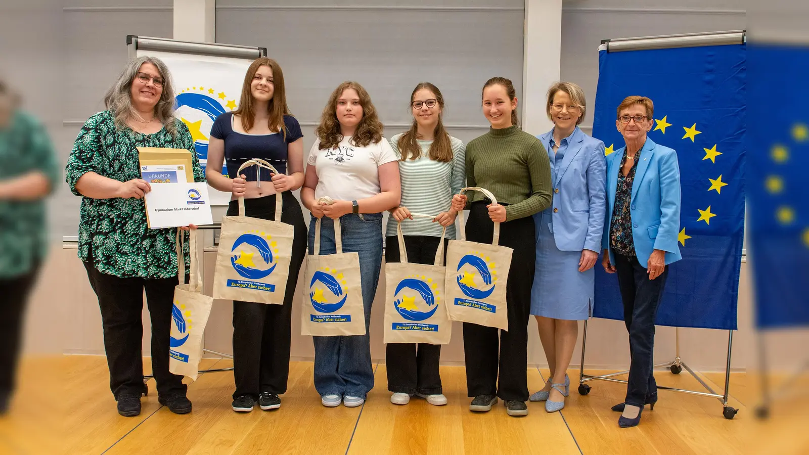 Alexandra Böhm (Europäischer Wettbewerb – Landesbeauftragte Bayern), die weitere stv. Bezirkstagspräsidentin Friederike Steinberger und Anne Radlinger (Regierung von Oberbayern) zeichneten das Gymnasium Markt Indersdorf aus (von links). (Foto: Bezirk Oberbayern / Jennifer Sandmeyer)