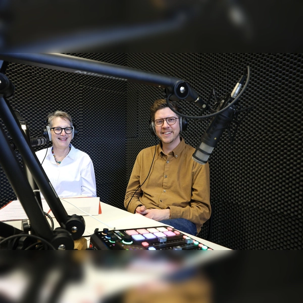 Kreisheimatpflegerin Dr Birgitta Unger-Richter und Integrationsbeauftragter Julius Fogelstaller (Foto: LRA, Veronika Plajer )