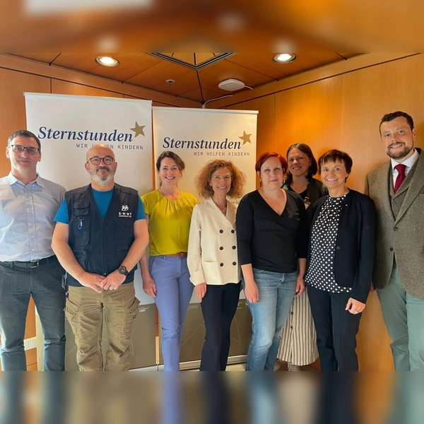 Stehen an der Seite der Kinder in der Ukraine (v.li.): Klaus Prestele, Markus Brandstetter, Natalie Schmid (Sternstunden), Moderatorin Sybille Giel, Julia Brunner und Anna Radchenko, Gabriele Erhard (Sternstunden) und Michael A. Binner. (Foto: Sternstunden)