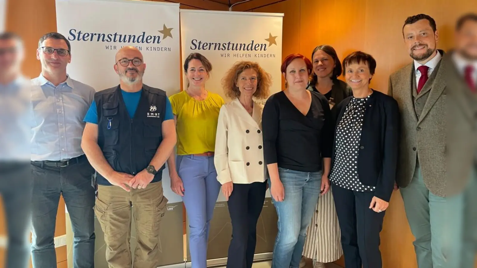 Stehen an der Seite der Kinder in der Ukraine (v.li.): Klaus Prestele, Markus Brandstetter, Natalie Schmid (Sternstunden), Moderatorin Sybille Giel, Julia Brunner und Anna Radchenko, Gabriele Erhard (Sternstunden) und Michael A. Binner. (Foto: Sternstunden)