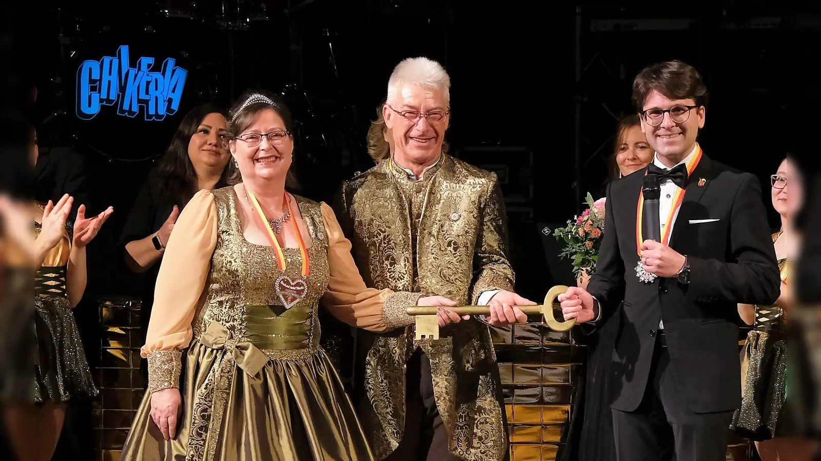 OB Florian Hartmann muss seinen Rathausschlüssel dem Prinzenpaar Hardy I und Angela I überlassen. (Foto: Julian Senoner)