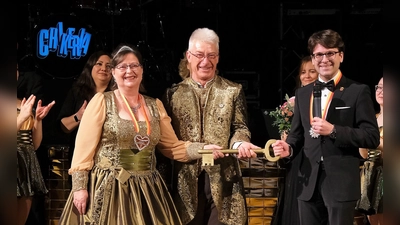 OB Florian Hartmann muss seinen Rathausschlüssel dem Prinzenpaar Hardy I und Angela I überlassen. (Foto: Julian Senoner)