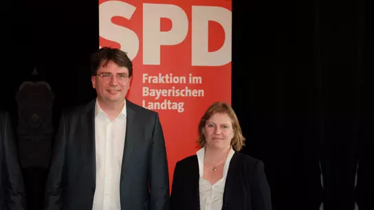 MdL Florian von Brunn und MdL Ruth Waldmann beim Jahresempfang der SPD im Kulturzentrum 2411. Von Brunn ist seit 2021 Fraktionsvorsitzender der SPD-Landtagsfraktion sowie Vorsitzender der BayernSPD. (Foto: job)