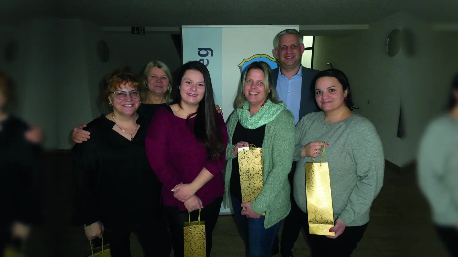 Gesamtleitung Petra Aidelsburger, Christian Blatt (hinten, von li) sowie Andrea Nemeth, Sabrina Bräutigam, Karin Kreppold und Lena Kretschmer (vorn, von li). (Foto: Gemeinde Erdweg)